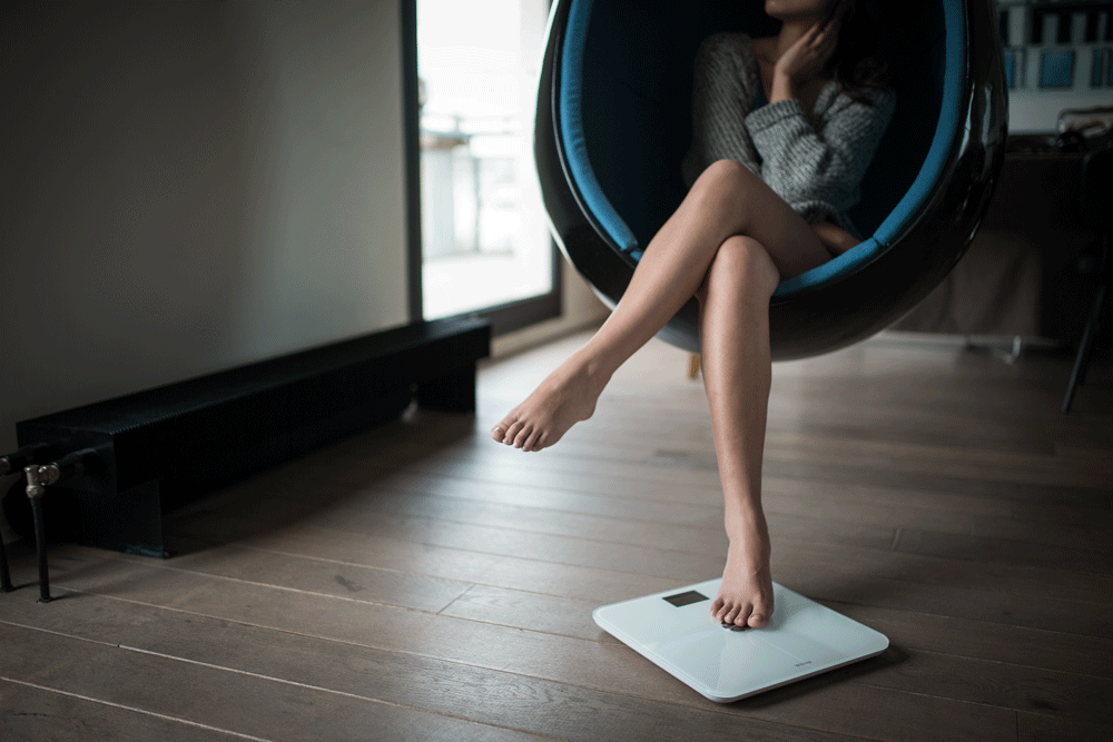 https://blog.withings.com//app/uploads/2016/11/balance-pieds-chaise.png