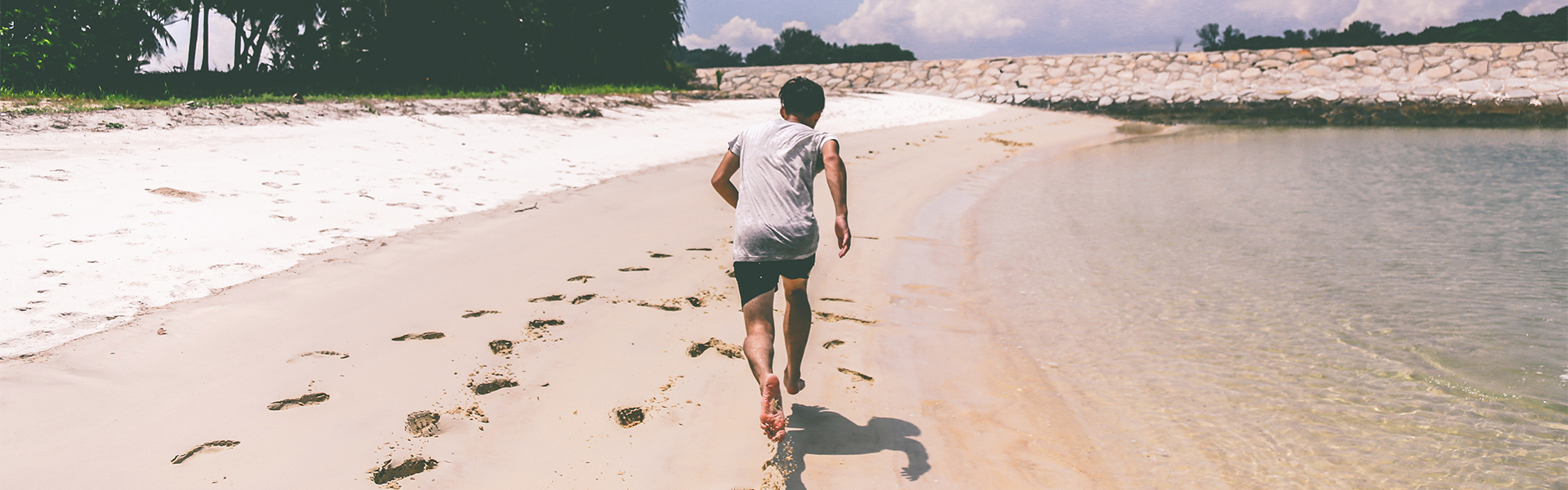 Walking on the beach: 5 benefits of walking barefoot on the beach sand.